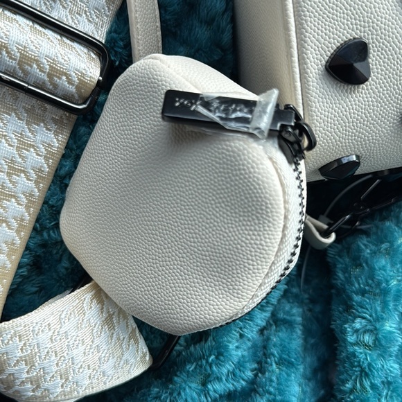 Betsey Johnson Cream vanity bag with studded hearts 💕 and Detachable coin purse - Picture 2 of 4